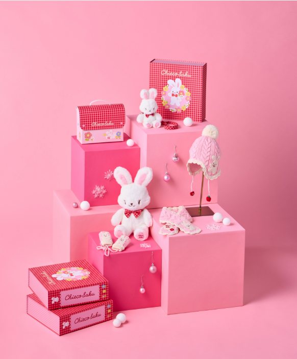 Chieco Sakuのギフトボックスとぬいぐるみ