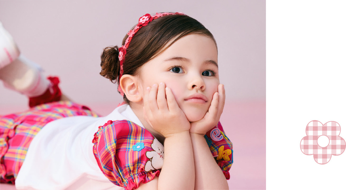 2026年春夏チエコサクの服を着たモデル