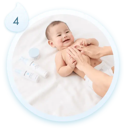 スキンケアされている赤ちゃんの写真